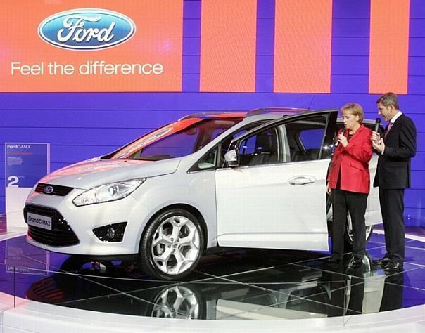 Bundeskanzlerin Angela Merkel besuchte während ihres IAA-Messerundganges den Ford-Stand und liess sich von Ford Deutschland-Chef Bernhard Mattes den neuen Ford Grand C-MAX erläutern. Foto: FORD/Stark